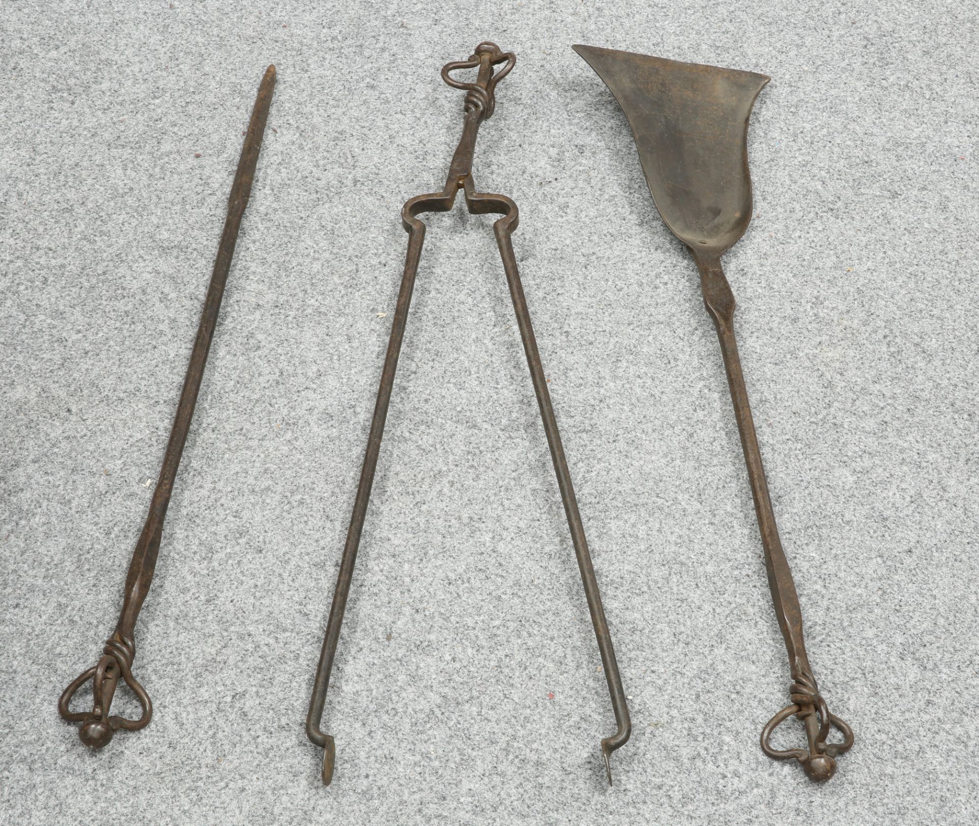 A SET OF LATE 19TH CENTURY LARGE FIRE IRONS IN THE MANNER OF THE GUILD OF HANDICRAFTS, each with - Bild 3 aus 3