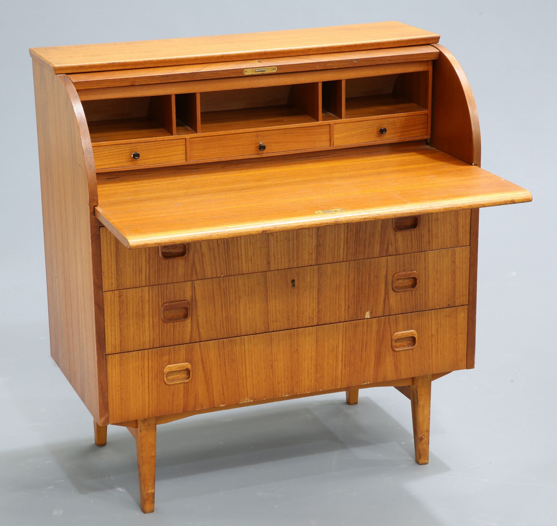 EGON OSTERGAARD A MID CENTURY SWEDISH TEAK BUREAU, with cylinder top above three drawers. 97cm high, - Bild 2 aus 2