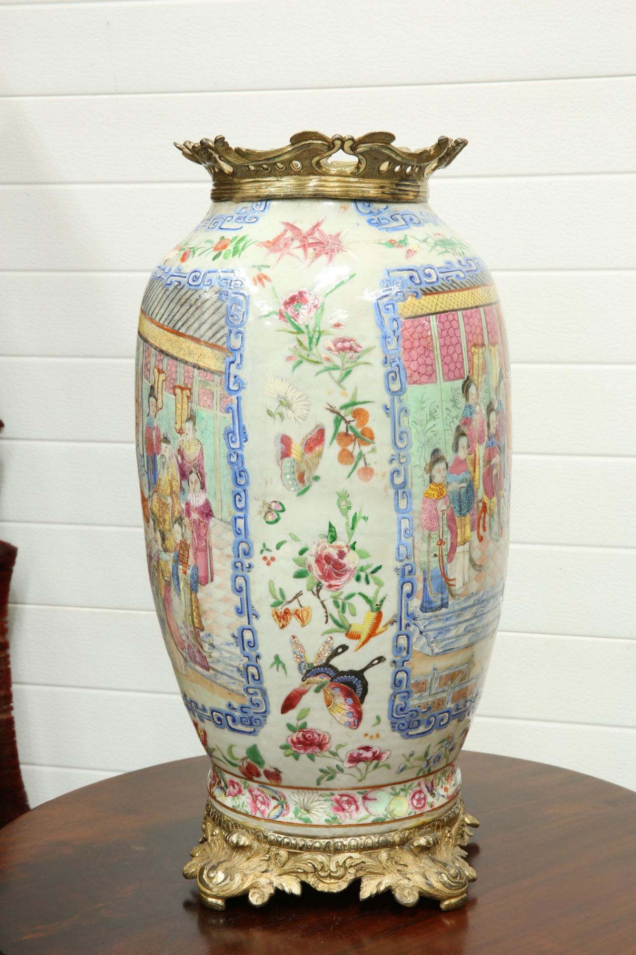 A LARGE 19TH CENTURY CANTONESE FAMILLE ROSE GILT-METAL MOUNTED VASE, ovoid, painted to either side - Bild 5 aus 7