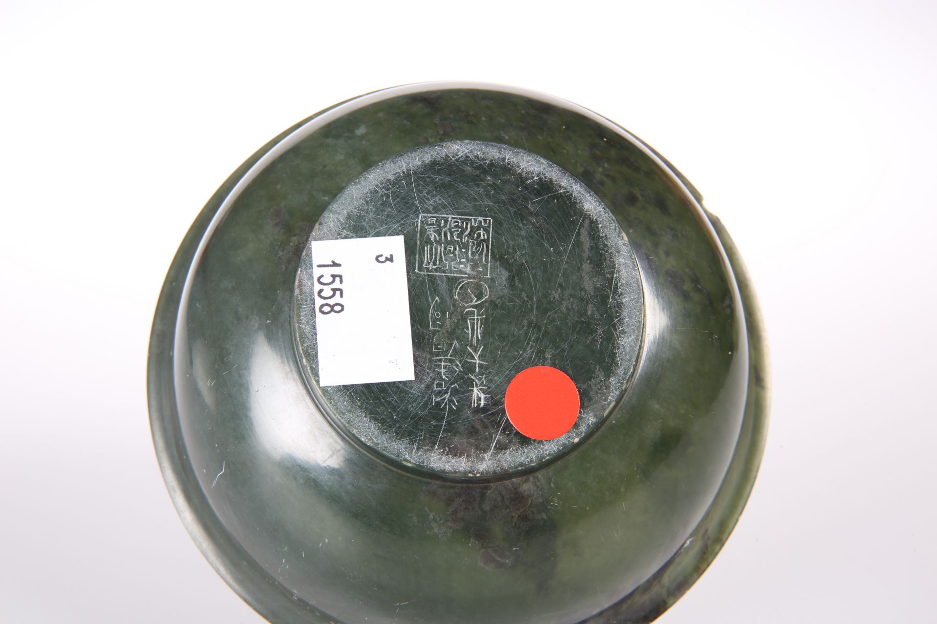 A CHINESE SPINACH JADE BOWL, 19th/20th Century, circular, bears engraved script marks to base.12.5cm - Bild 2 aus 2