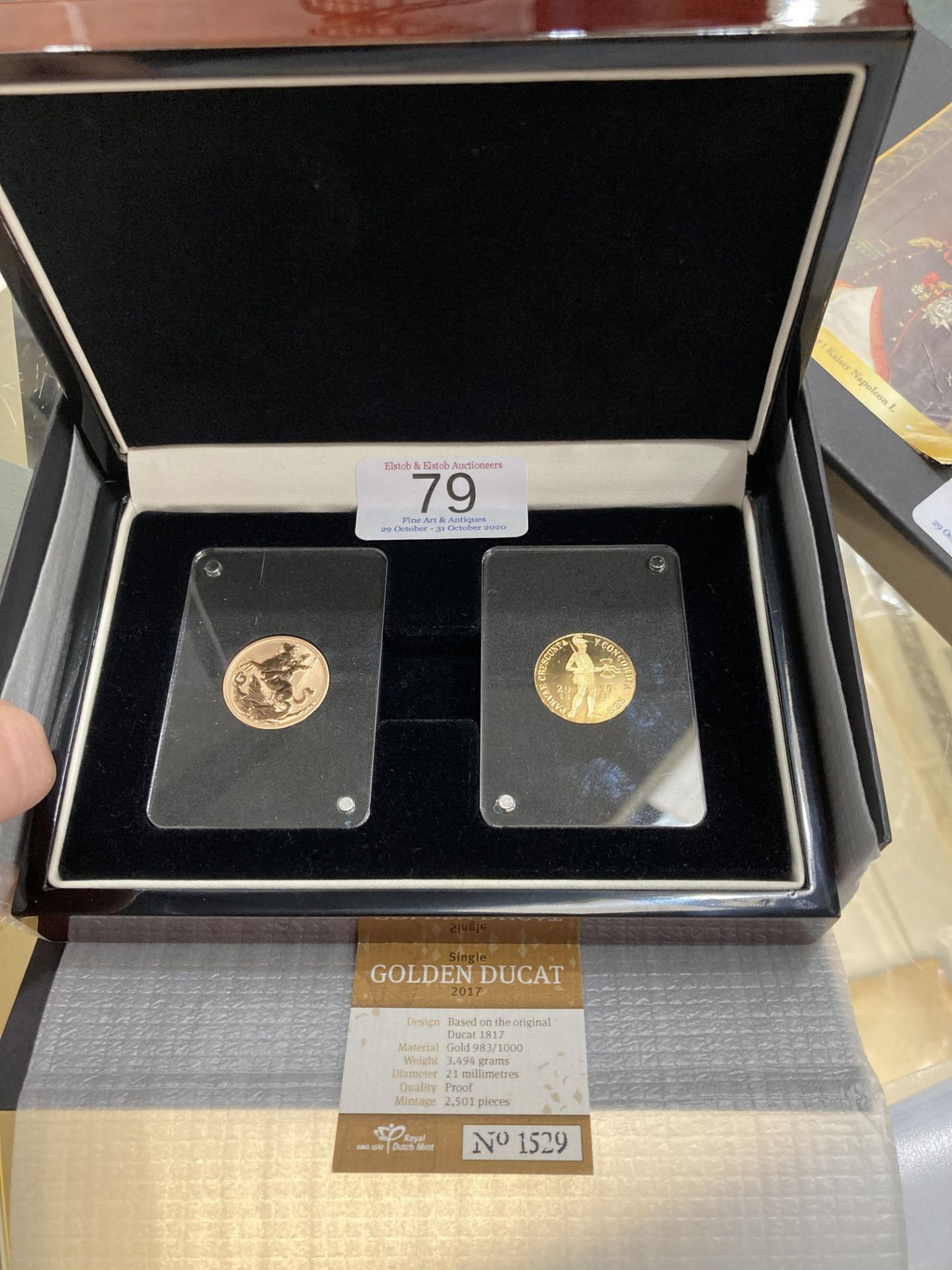 A DUTCH SINGLE GOLDEN PROOF DUCAT AND SOVEREIGN, 2017, in plastic capsule, presentation box and - Bild 2 aus 2
