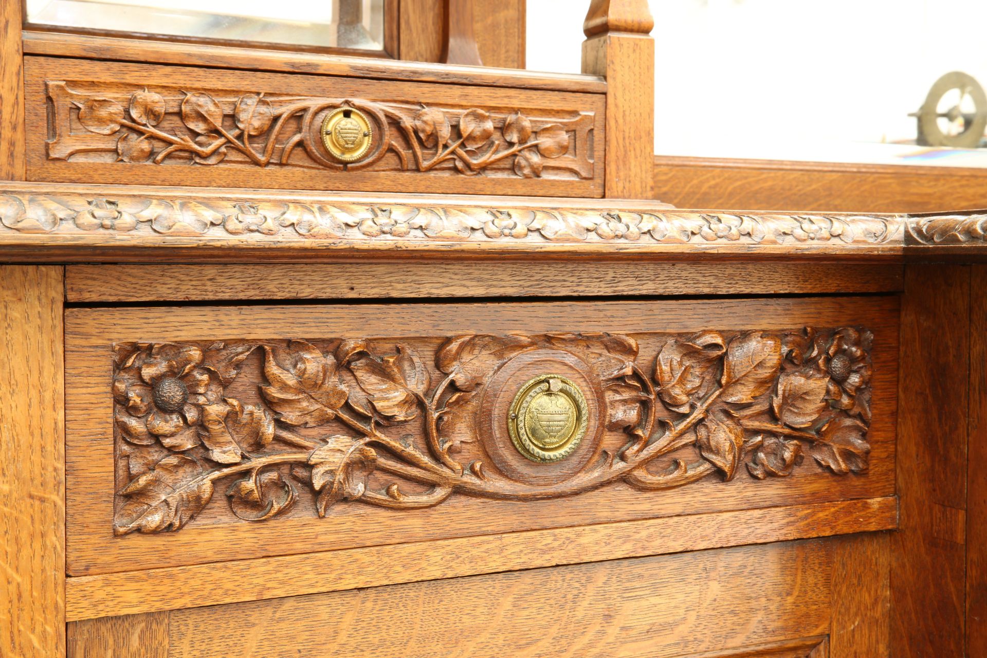 JOHN SHEARER FOR ARTHUR SIMPSON AN ARTS AND CRAFTS OAK MIRROR BACK SIDEBOARD, the superstructure - Bild 4 aus 4