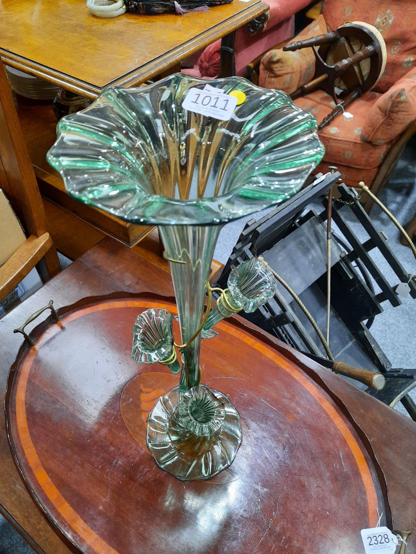 A VICTORIAN GREEN GLASS EPERGNE, the central trumpet-shaped vase surrounded by four small conforming - Bild 2 aus 5