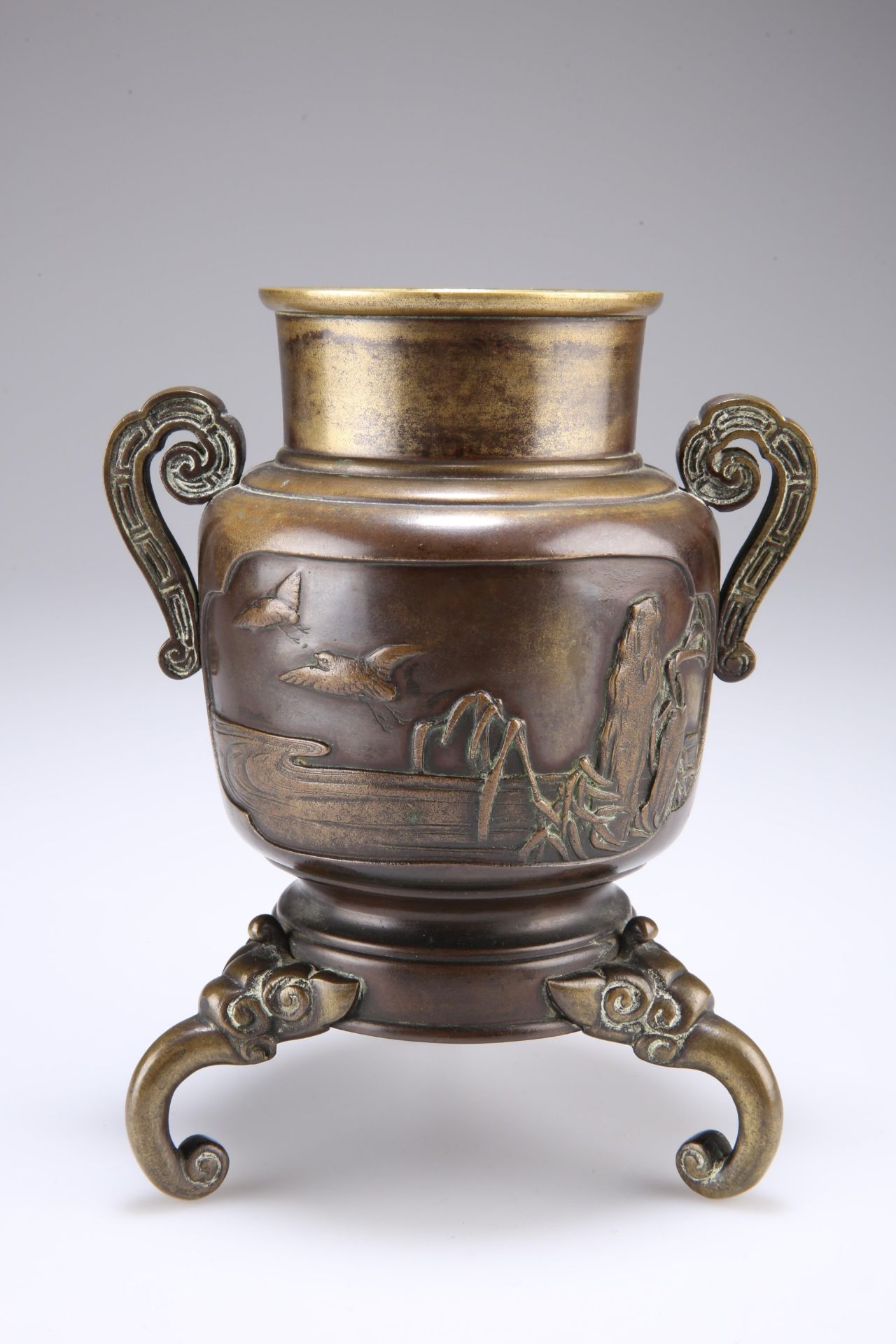 A JAPANESE BRONZE INCENSE BURNER, 19TH CENTURY, cast with opposing panels of birds, raised on a - Bild 2 aus 3