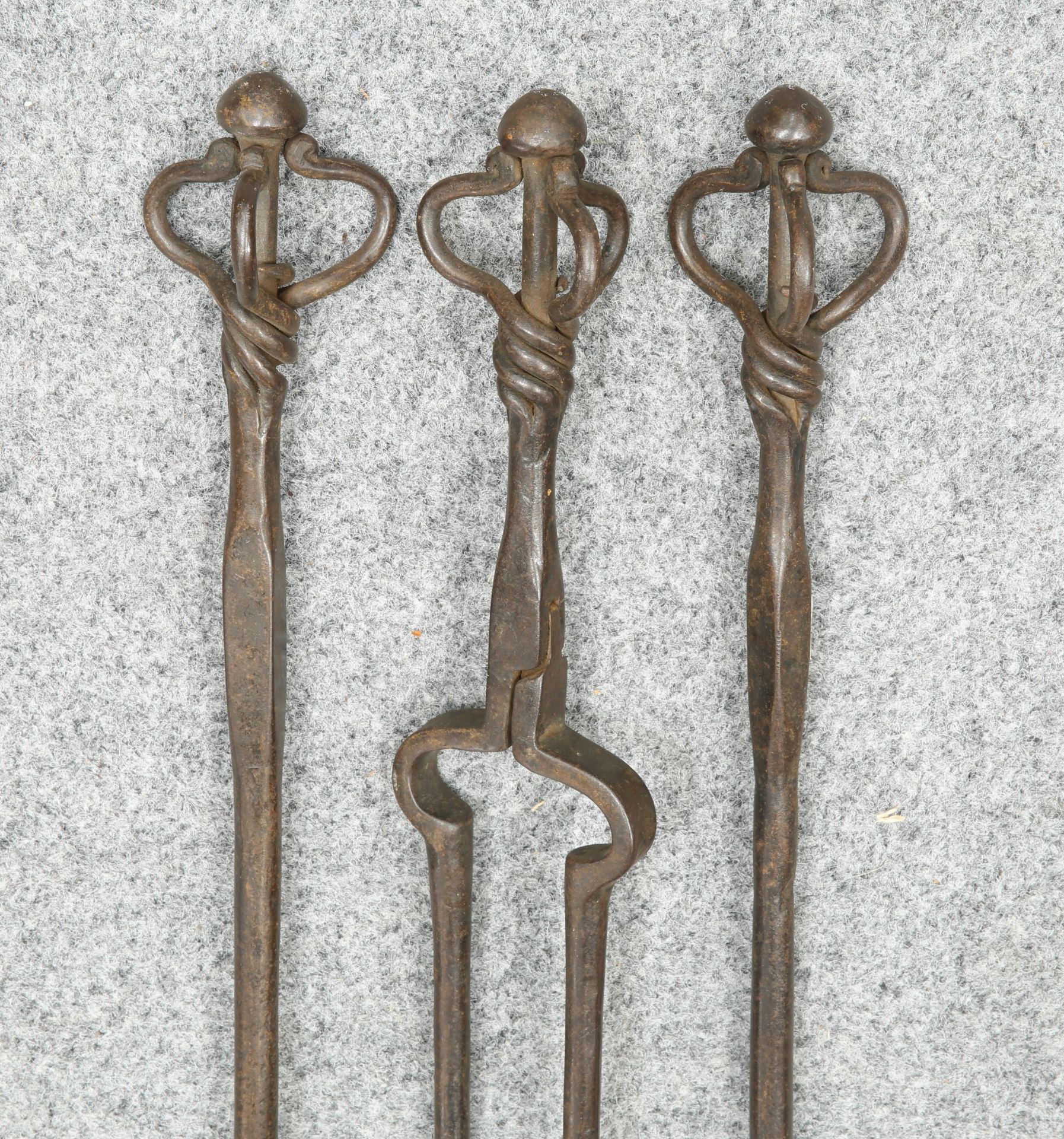 A SET OF LATE 19TH CENTURY LARGE FIRE IRONS IN THE MANNER OF THE GUILD OF HANDICRAFTS, each with - Bild 2 aus 3