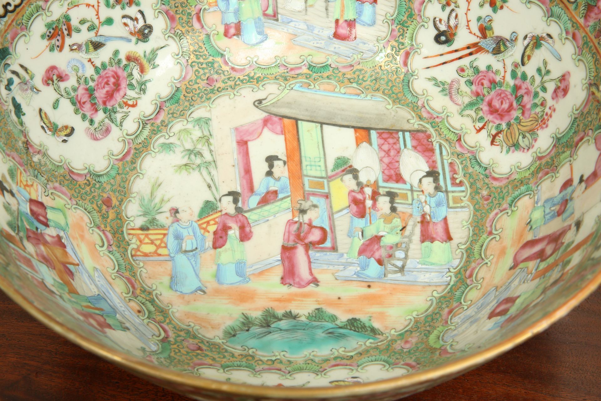 A CANTONESE FAMILLE ROSE BOWL, 19TH CENTURY, circular, enamel painted in the characteristic - Bild 3 aus 5