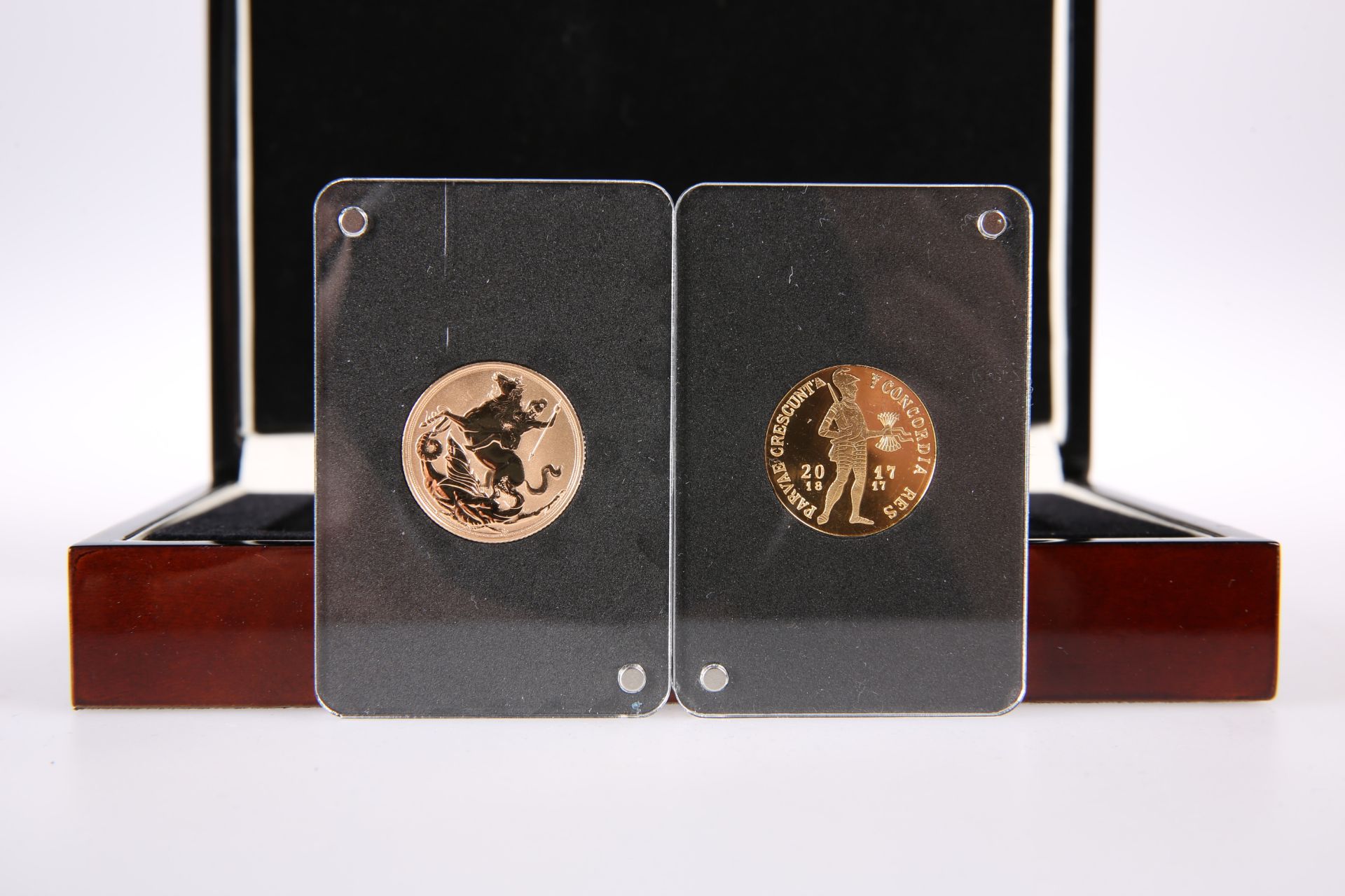 A DUTCH SINGLE GOLDEN PROOF DUCAT AND SOVEREIGN, 2017, in plastic capsule, presentation box and