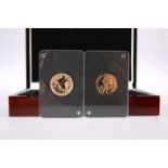 A DUTCH SINGLE GOLDEN PROOF DUCAT AND SOVEREIGN, 2017, in plastic capsule, presentation box and