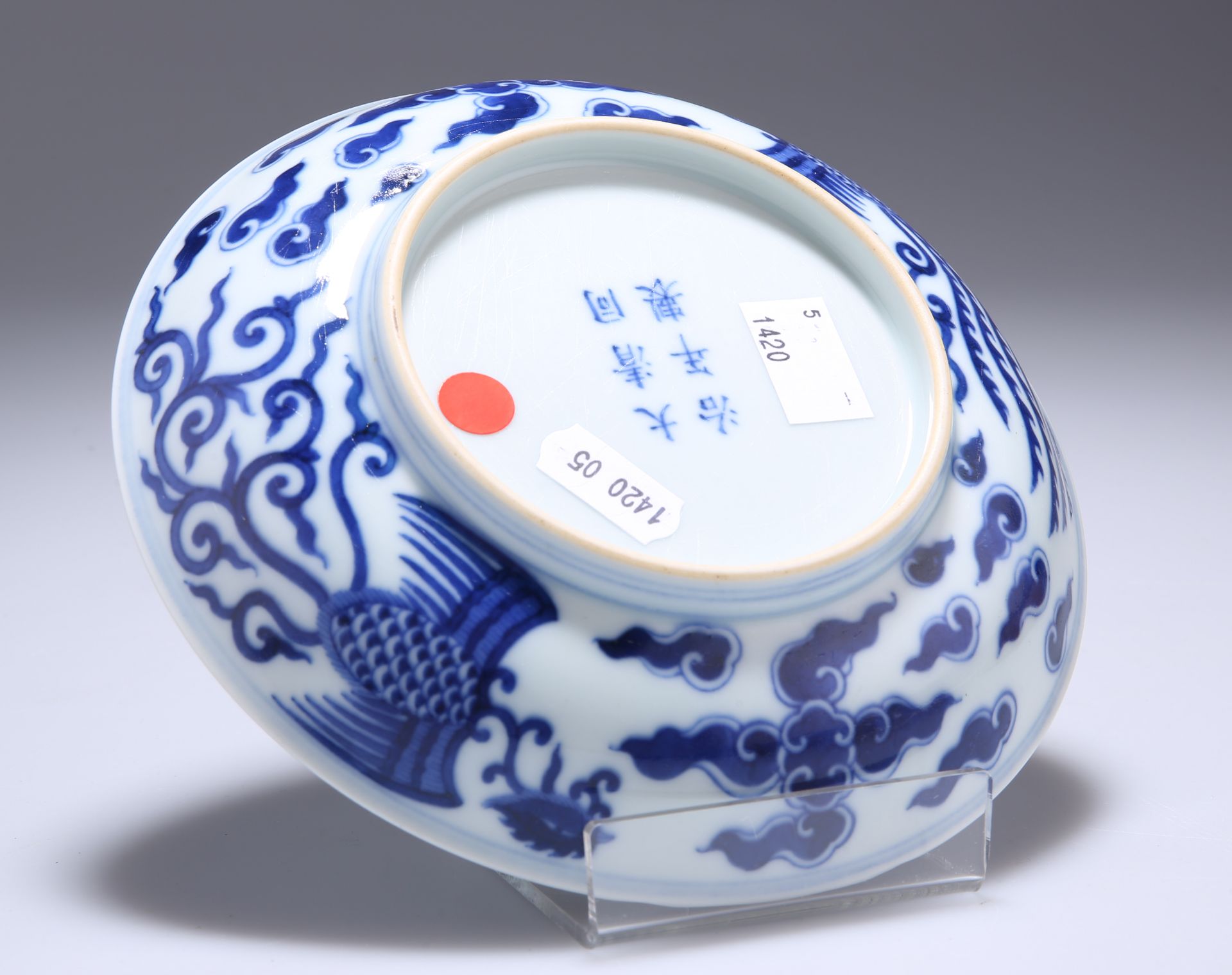 A CHINESE BLUE AND WHITE 'DOUBLE PHOENIX' SAUCER DISH, decorated to the interior with a pair of - Bild 2 aus 5