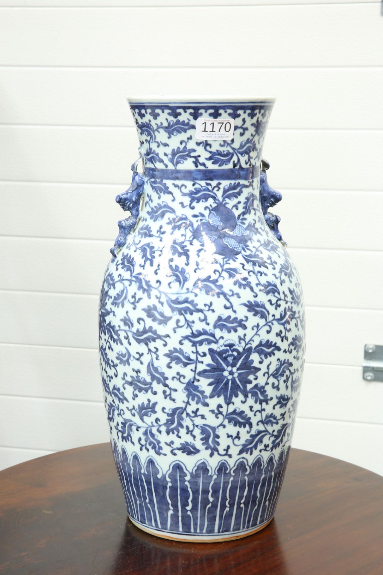 A LARGE MING-STYLE BLUE AND WHITE BALUSTER VASE, LATE QING DYNASTY, applied with shishi to the - Bild 4 aus 7