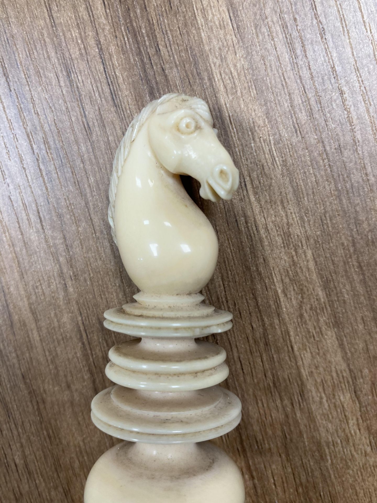 ~ A CALVERT IVORY AND STAINED IVORY CHESS SET, 19TH CENTURY, lacking a white pawn, two white rooks - Bild 9 aus 10