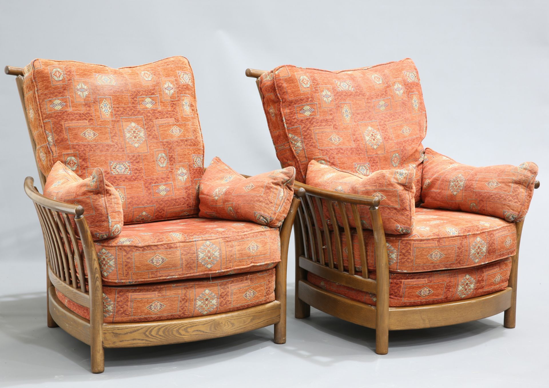 AN ERCOL "RENAISSANCE" GOLDEN DAWN THREE PIECE LOUNGE SUITE, comprising a three-seater sofa and a - Bild 2 aus 2