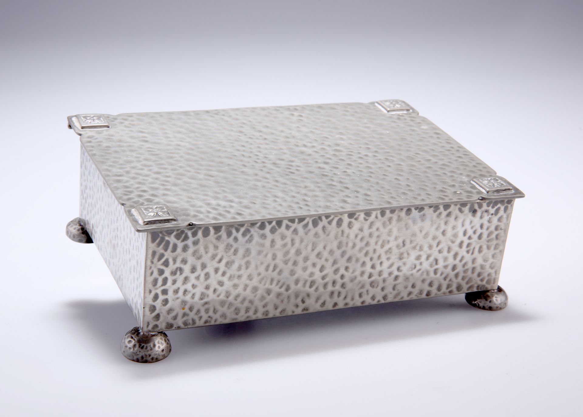 A 20TH CENTURY ENGLISH PEWTER CIGARETTE BOX, the hinged lid with applied floral motifs to the