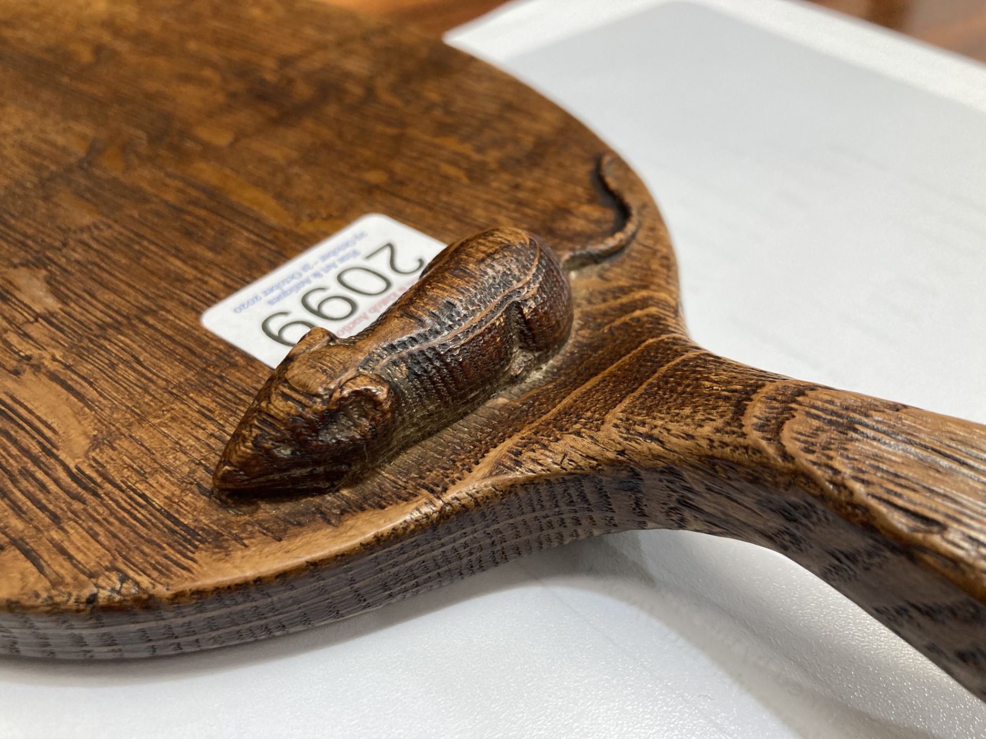 ROBERT THOMPSON OF KILBURN AN EARLY MOUSEMAN OAK CHEESEBOARD, carved mouse signature to the oval - Bild 4 aus 4