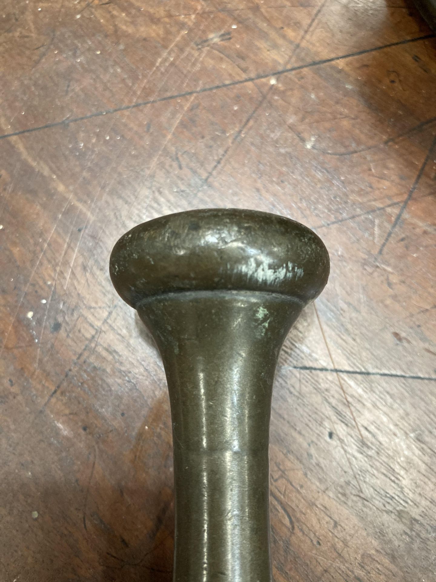 AN 18TH CENTURY BRONZE PESTLE AND MORTAR. Mortar 11.5cm highThe absence of a Condition Report does - Bild 7 aus 10