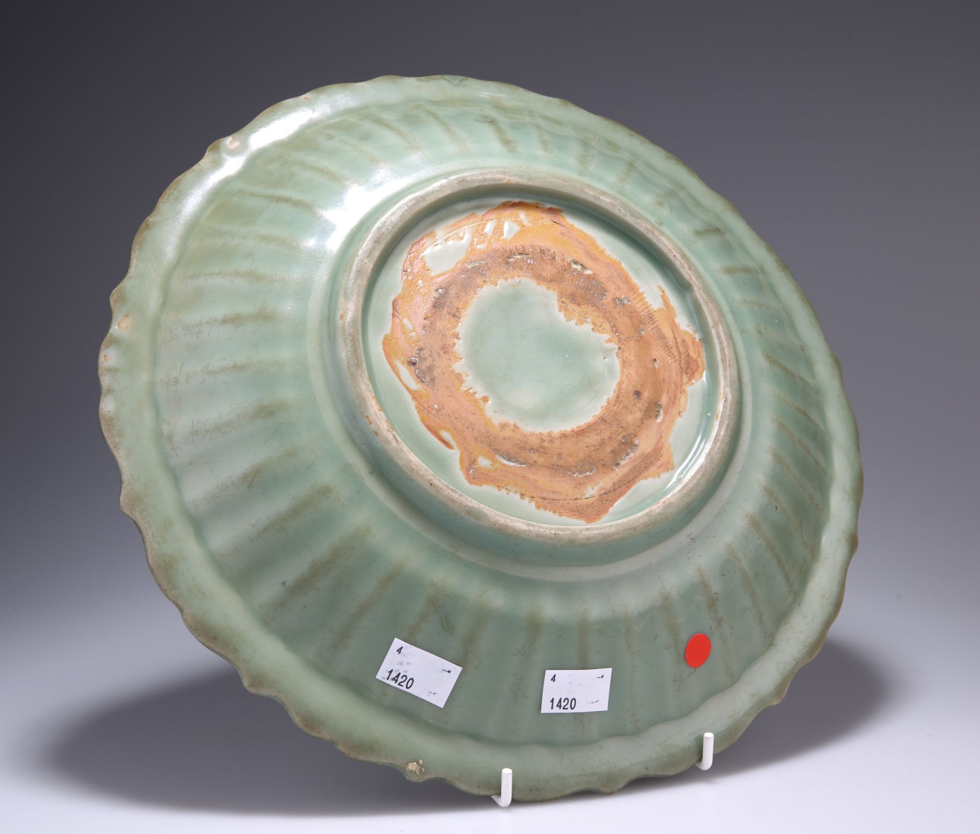 A LONGQUAN CELADON-GLAZED DISH, LATE MING DYNASTY, circular with scallop edge and ribs to the - Bild 2 aus 2