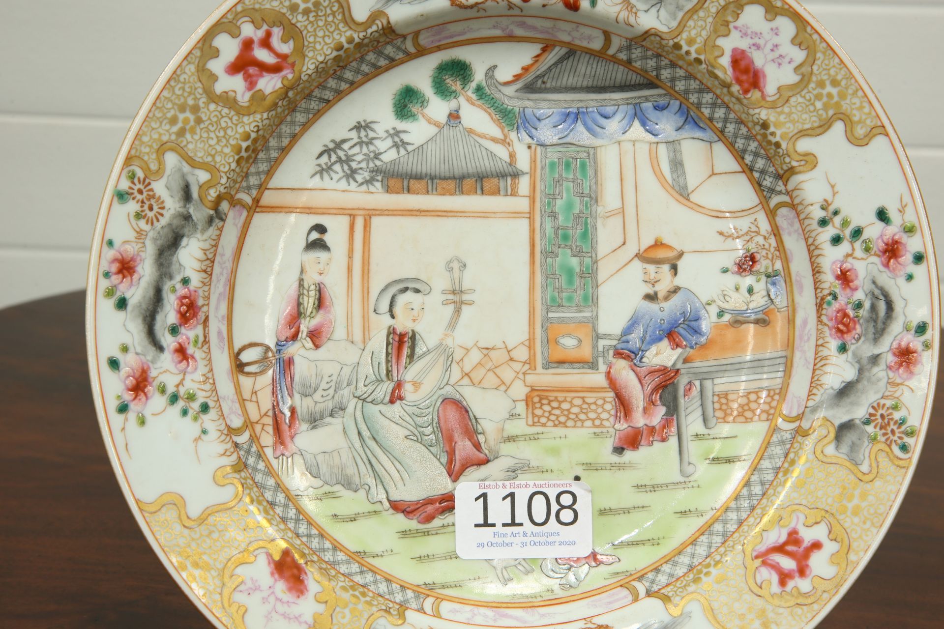 A CHINESE FAMILLE ROSE DISH, circular, enamel painted with a family in a garden, within a border - Bild 3 aus 3