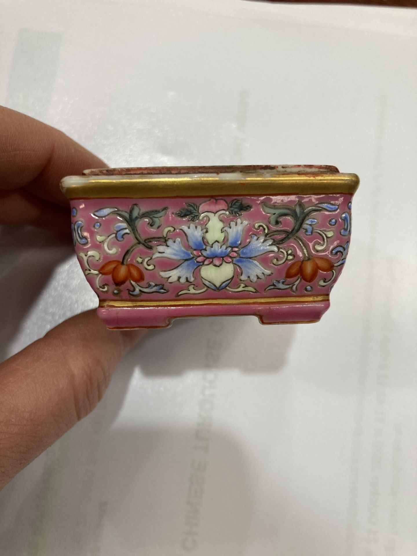 A SMALL CHINESE FAMILLE ROSE BOX AND COVER, rectangular, the cover painted with a village by a - Bild 6 aus 6