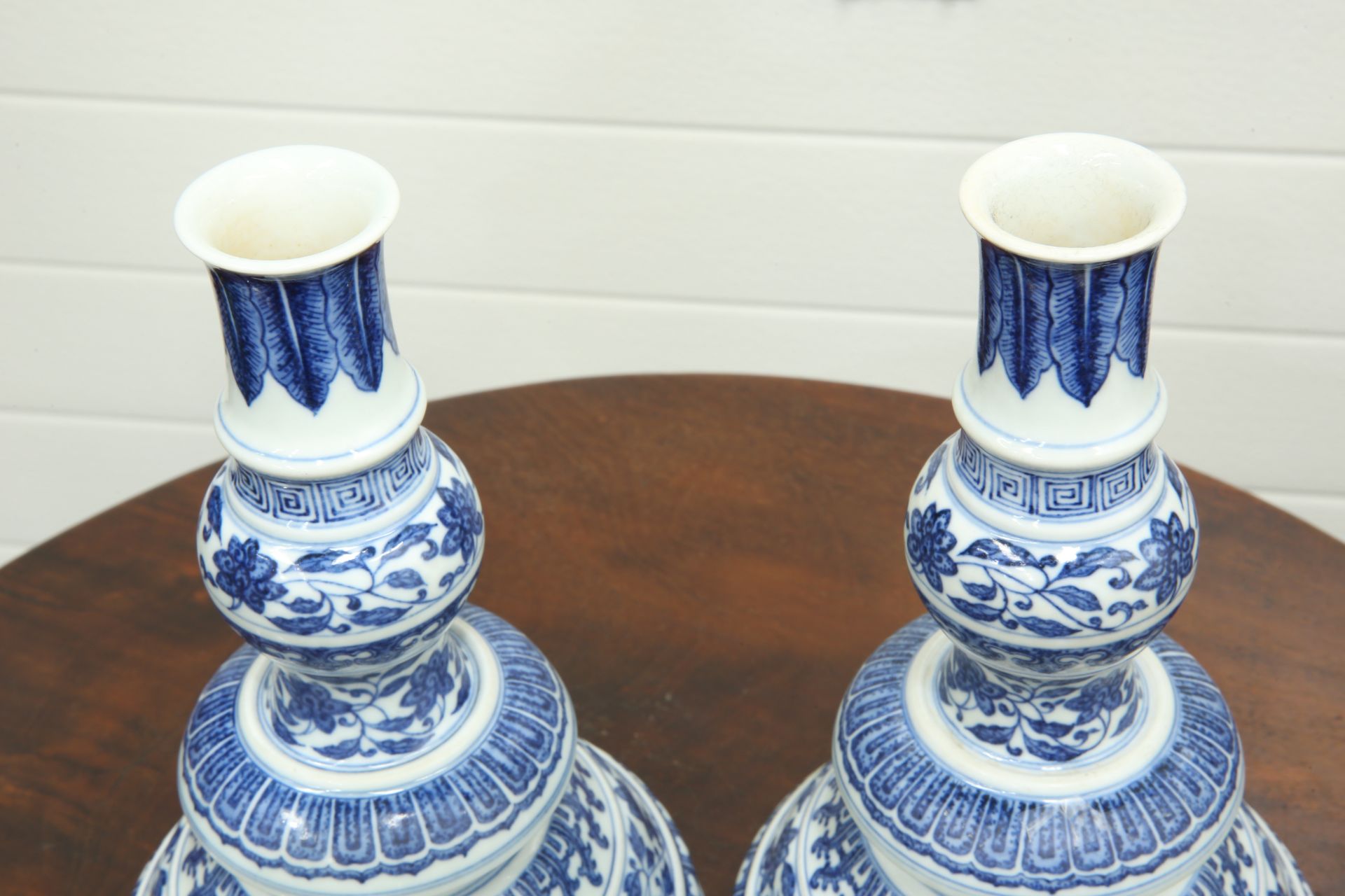 A PAIR OF CHINESE MING STYLE BLUE AND WHITE CANDLESTICKS - Bild 3 aus 5