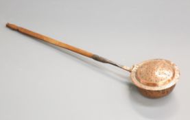 AN 18TH CENTURY COPPER WARMING PAN, the circular pan with beaten decoration.