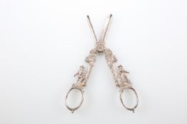 A PAIR OF ELIZABETH II SILVER GRAPE SCISSORS, by D J Silver Repairs, London 1973, decorated with a