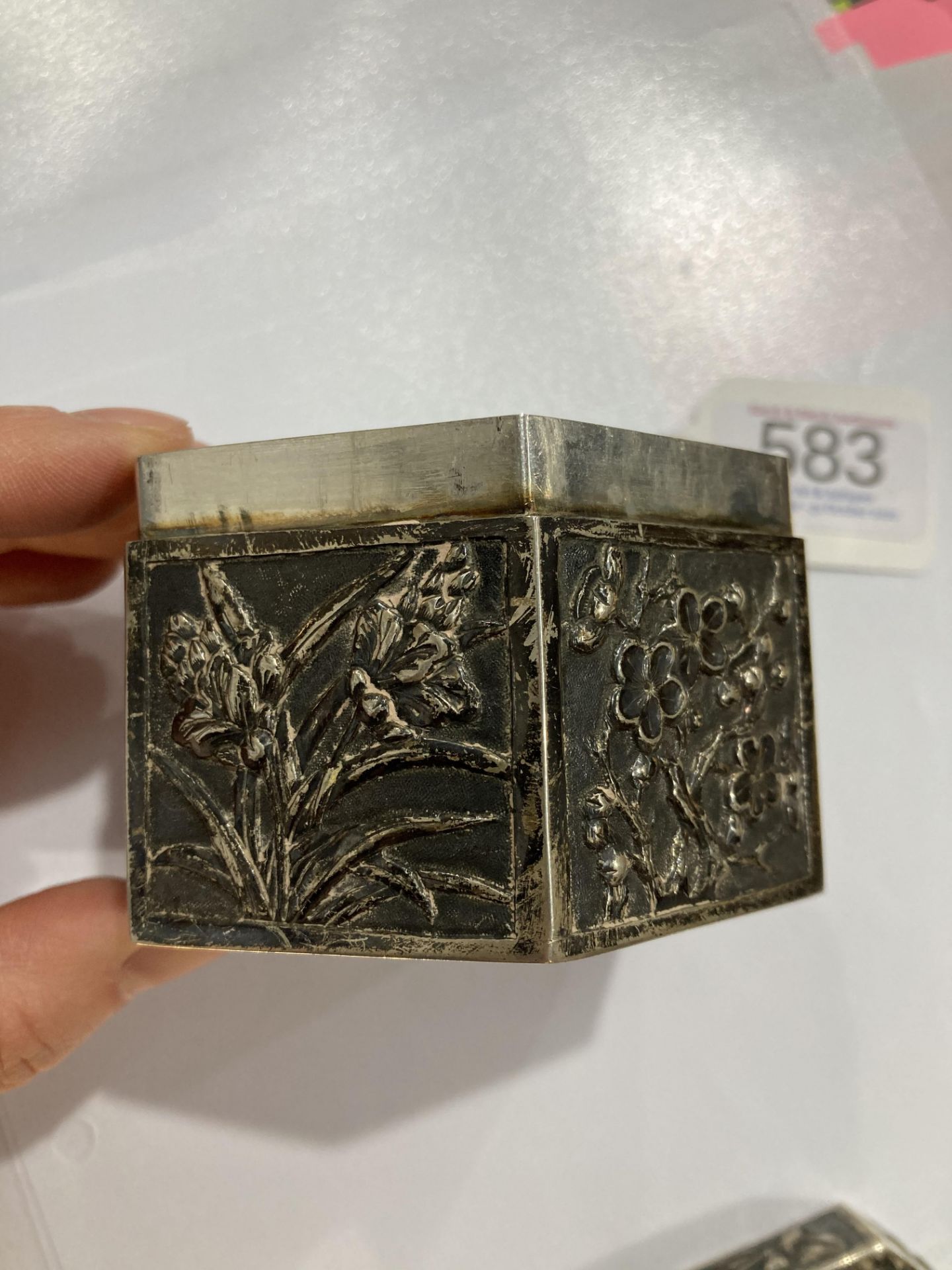 A CHINESE SILVER BOX AND COVER, CANTON, CIRCA 1880, octagonal, decorated in relied with foliage, - Bild 3 aus 6