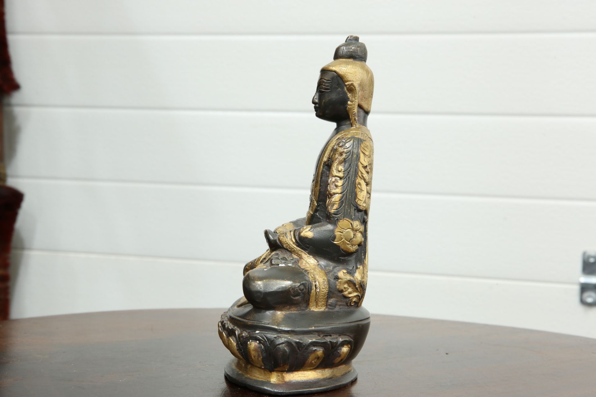 A CHINESE BRONZE FIGURE OF BUDDHA SHAKYAMUNI, 19TH CENTURY, modelled seated, partially gilded. 19. - Bild 4 aus 5