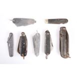 A QUANTITY OF FOLDING KNIVES, including military issue examples. (7)