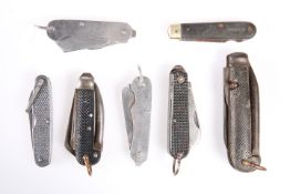 A QUANTITY OF FOLDING KNIVES, including military issue examples. (7)