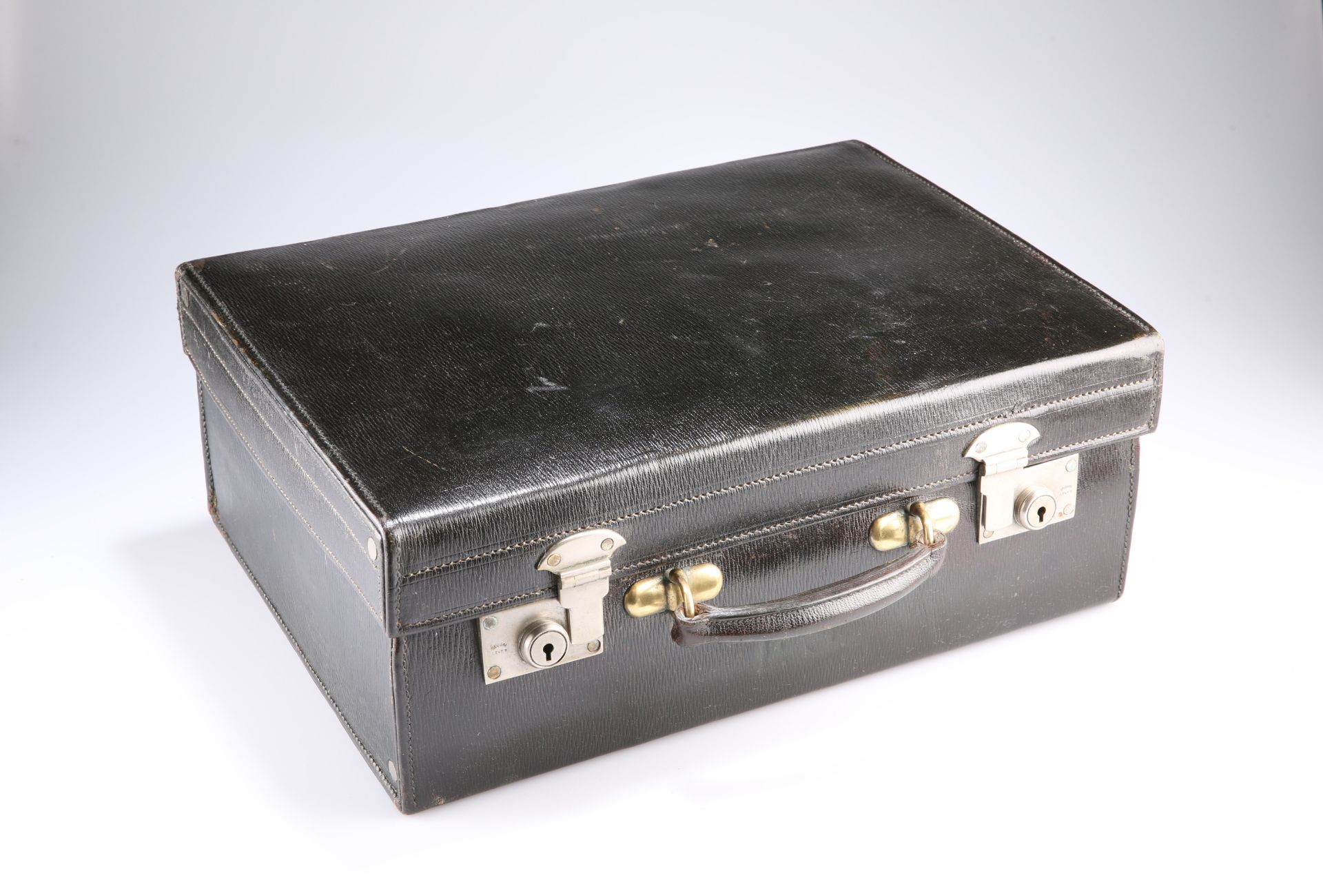 AN EDWARDIAN LEATHER TRAVELLING VANITY CASE, with green silk lined interior. 45.5cm wide - Bild 2 aus 2