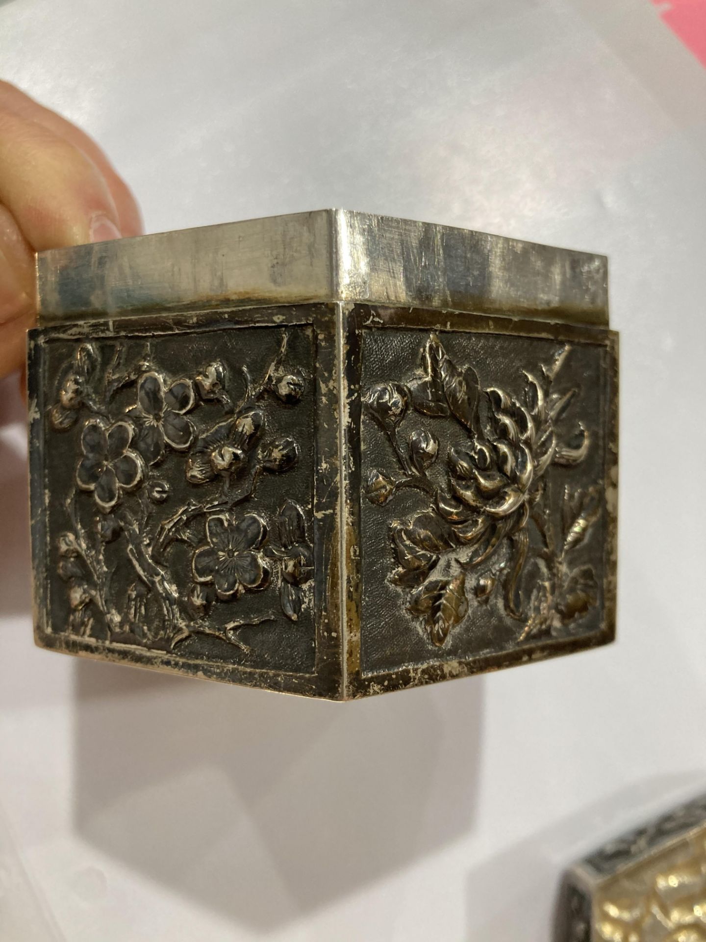 A CHINESE SILVER BOX AND COVER, CANTON, CIRCA 1880, octagonal, decorated in relied with foliage, - Bild 6 aus 6
