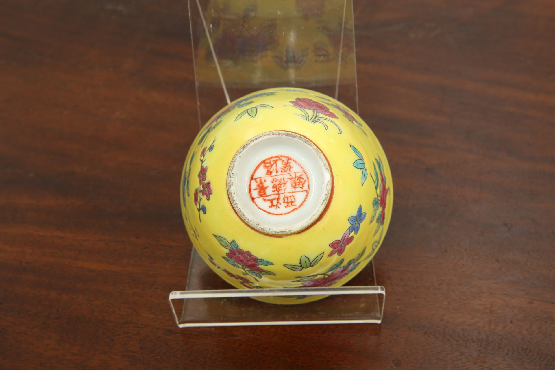 A CHINESE YELLOW GROUND CUP, polychrome enamel painted with scattered flowers, the interior with - Bild 4 aus 5