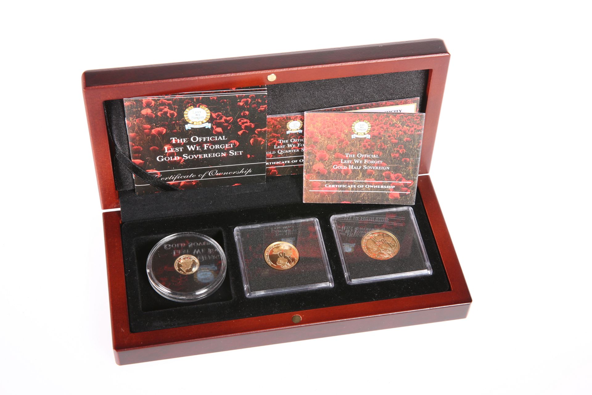 A GOLD PROOF SOVEREIGN SET, "THE OFFICIAL LEST WE FORGET GOLD SOVEREIGN SET", comprising a full, - Bild 2 aus 2