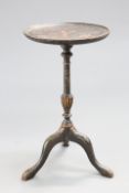 A SMALL CHINOISERIE LACQUER TRIPOD TABLE, EARLY 20TH CENTURY, with dished circular top and downswept