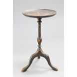 A SMALL CHINOISERIE LACQUER TRIPOD TABLE, EARLY 20TH CENTURY, with dished circular top and downswept