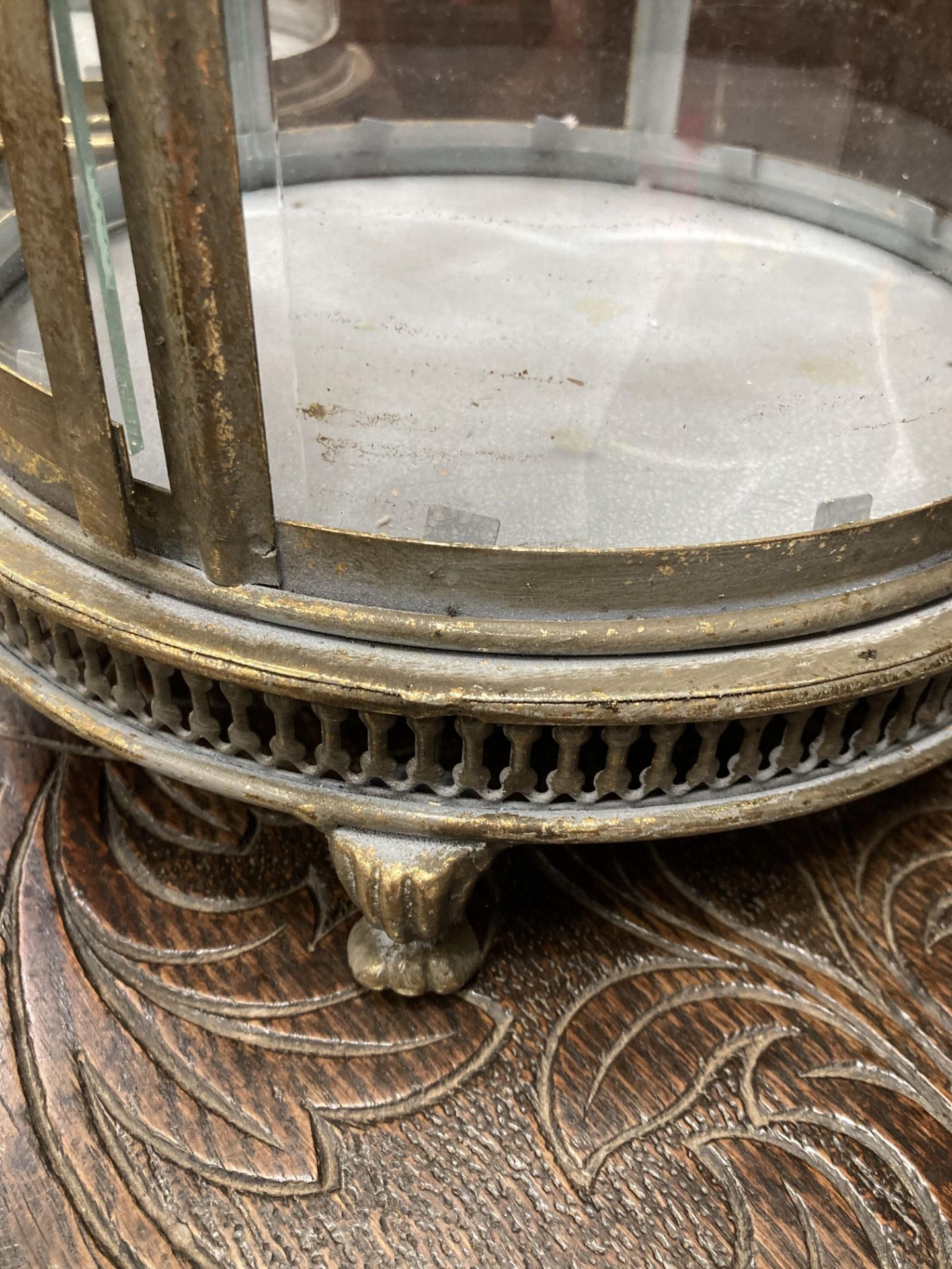 A PAIR OF PERIOD STYLE GILT METAL HANGING LANTERNS, each with domed top and hinged door. 78cm high - Bild 3 aus 6