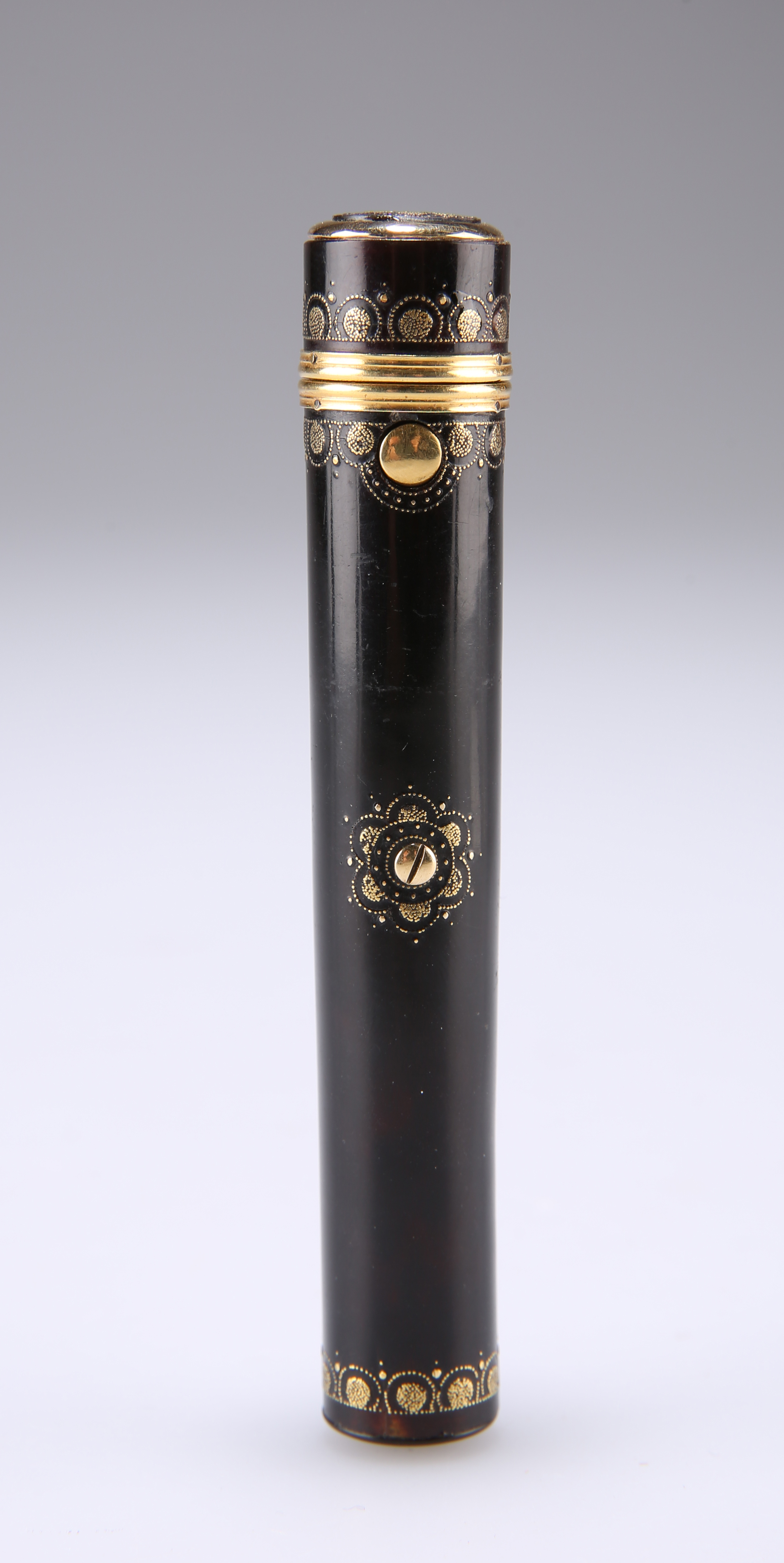 AN 18TH CENTURY FRENCH TORTOISESHELL BODKIN CASE, of tapering form, the hinged lid opening with