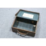 ~ A HOLLAND & HOLLAND LEATHER-BOUND CARTRIDGE CASE, lacking dividers, trade label to underside of