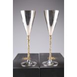 A PAIR OF STUART DEVLIN SILVER CHAMPAGNE FLUTES, London 1980, the flared flute with silver gilt bark