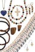 A QUANTITY OF MIXED HARDSTONE JEWELLERY,