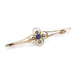 A 15CT SAPPHIRE AND SEED PEARL BAR BROOCH,