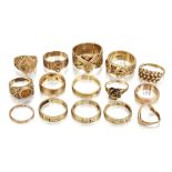 A QUANTITY OF 9CT GOLD RINGS,