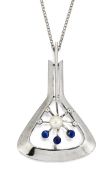 A MID-LATE 20TH CENTURY CULTURED PEARL AND LAPIS LAZULI PENDANT,