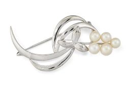 A MIKIMOTO CULTURED PEARL AND SILVER BROOCH,