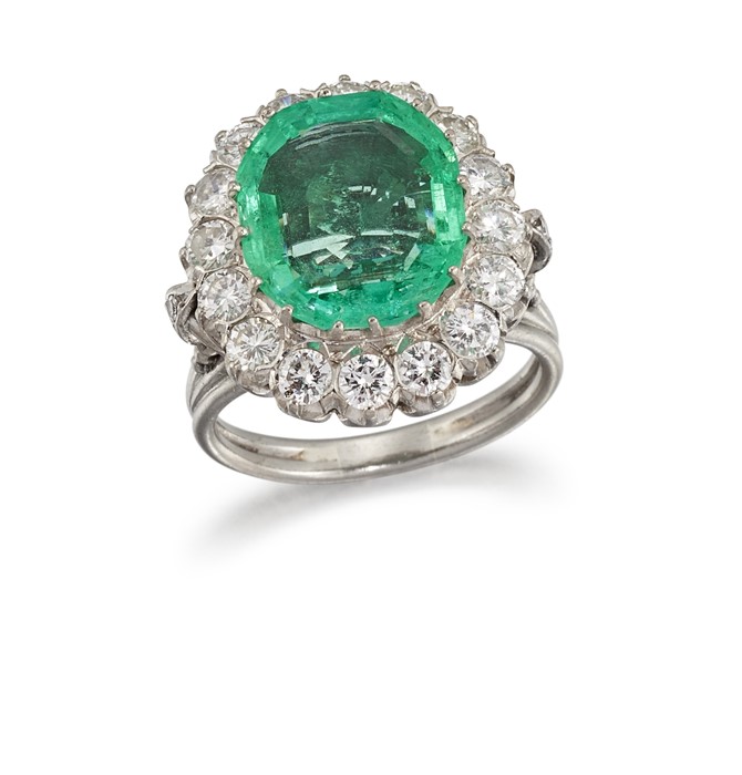 AN EMERALD AND DIAMOND CLUSTER RING - Image 4 of 4