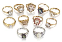 A QUANTITY OF 9CT AND GEMSET RINGS,