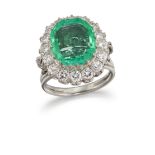 AN EMERALD AND DIAMOND CLUSTER RING