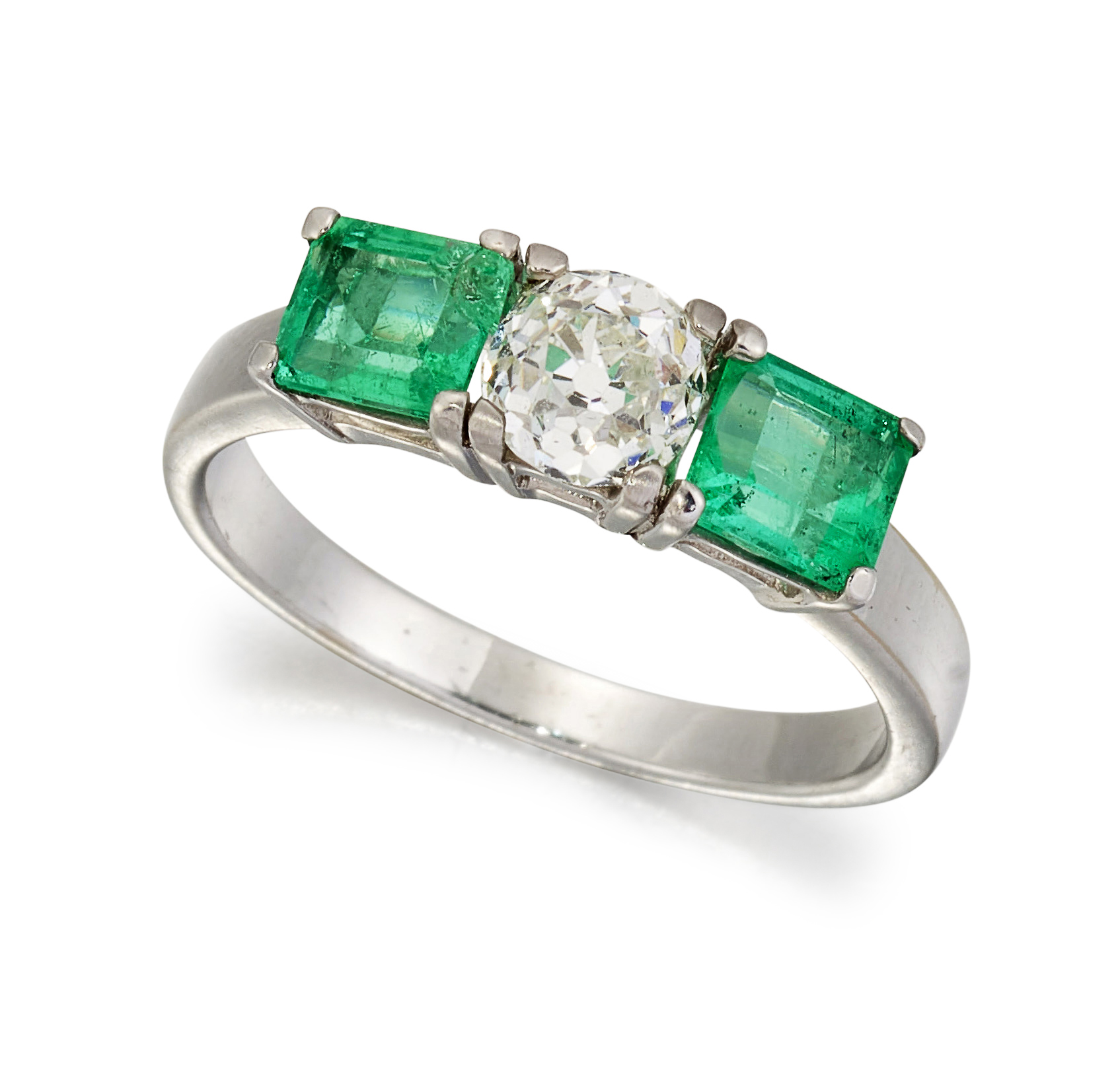 A THREE STONE DIAMOND AND EMERALD RING,