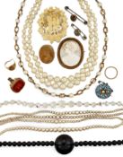 A COLLECTION OF 19TH CENTURY AND LATER JEWELLERY,