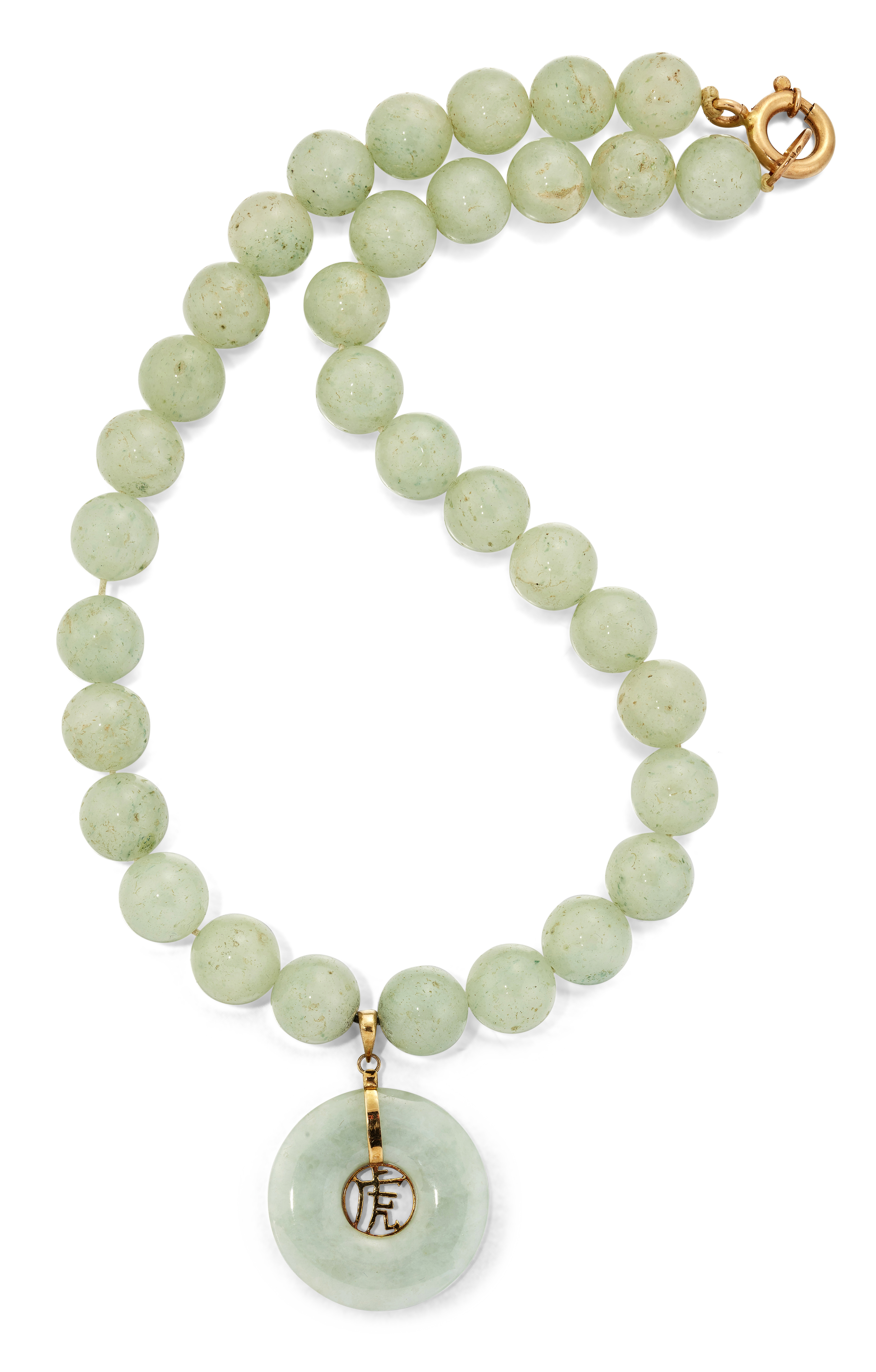 A JADE BEAD PENDANT NECKLACE,